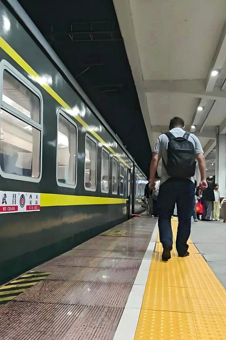 45岁老板负债2000万 坐绿皮火车跑业务11年还清1400万 湖北老板为了还债,搭绿皮火车跑业务。(取材自长江日报)