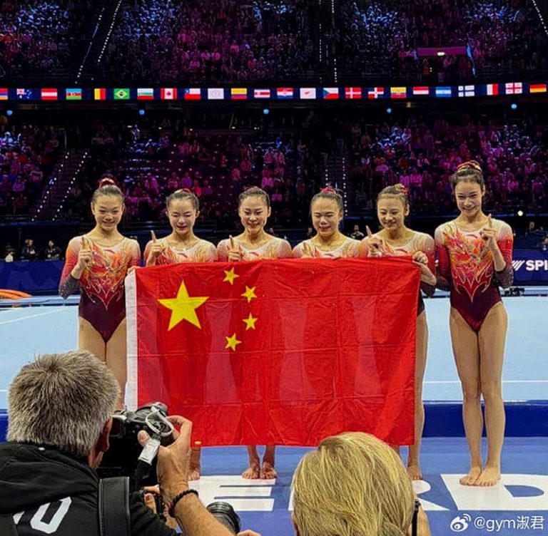 力压美日 中国体操女团睽违20年世锦赛夺金 获洛城奥运门票 中国体操女队时隔20年再次站上世锦赛女团最高领奖台。(取材自微博)