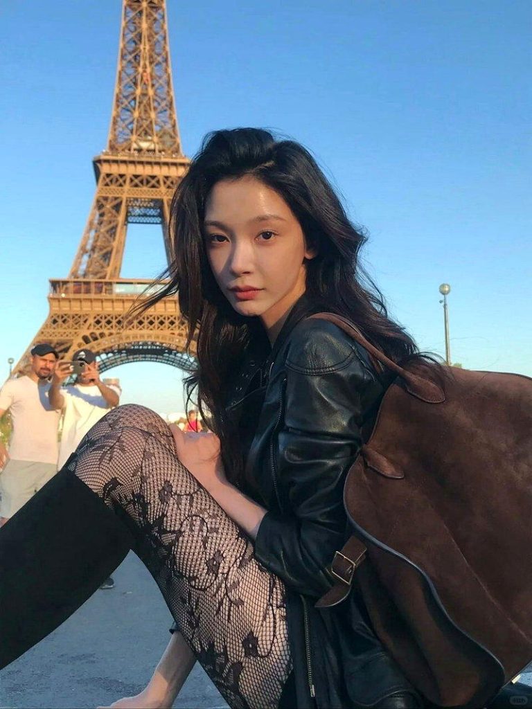 千万粉丝网红易梦玲巴黎机场遇窃 一转身行李全没了 网红易梦玲赴法国参加巴黎时装周机场被盗窃。(取材自小红书)