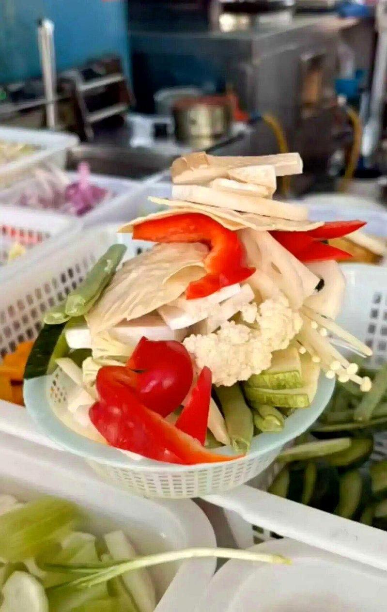 女顾客发差评时所附上指自己「吃不饱」的照片。(取材自微博)