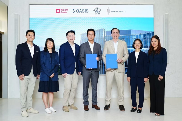 John Caraccio, CEO of World Gym International, and Chairath Sivapornpan, CEO of Singha Estate, held the contract John Caraccio, CEO of World Gym International, and Chairath Sivapornpan, CEO of Singha Estate, held the contract