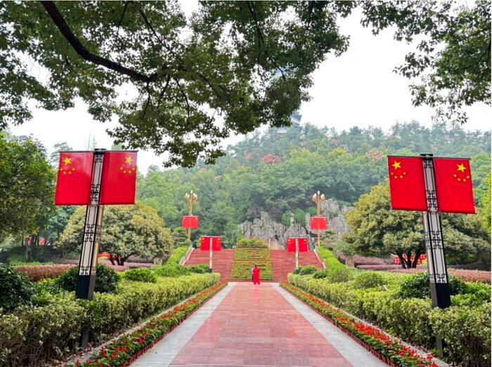 多地清洗重复使用旧五星旗。(取材自郑州市人民政府网)