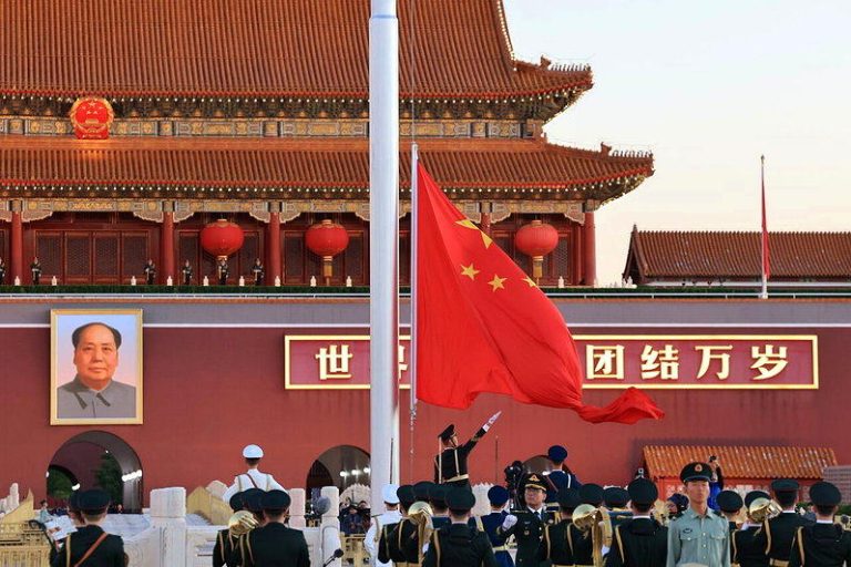 10月1日清晨，隆重的升旗仪式在北京天安门广场举行，庆祝中华人民共和国成立77周...