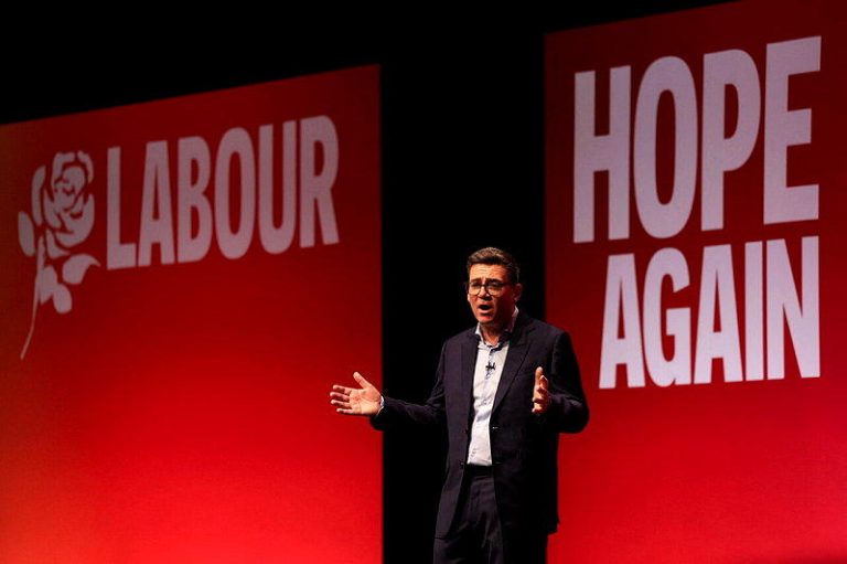 英国经济低迷，首相伯能认为重返欧盟是选项；图为他9月29日在英国利物浦举行的工党...