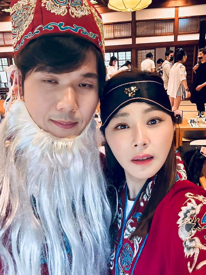 陈怡蓉（右）棋逢对手薛博仁。（取材自脸书）