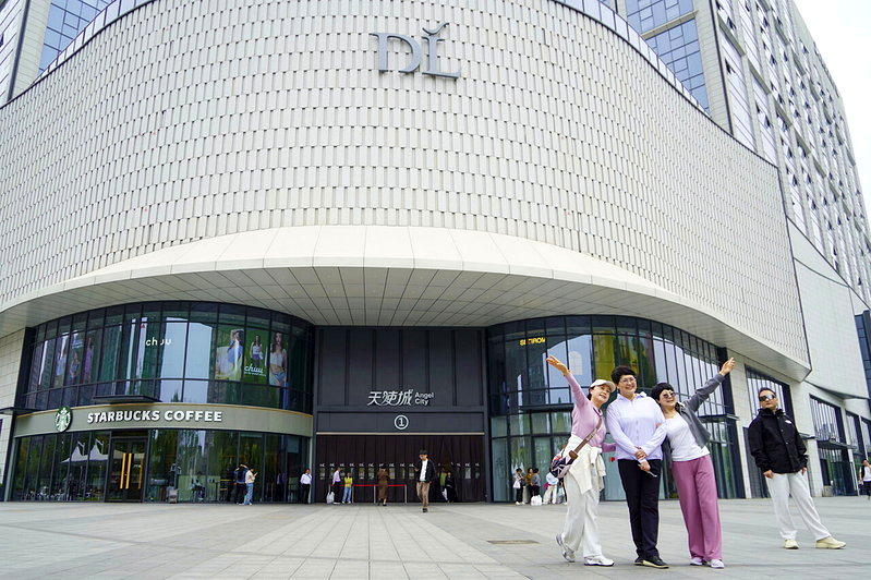 图为顾客在河南省许昌市胖东来超市天使城店外拍照。(中新社)