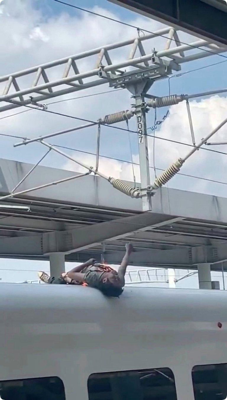 男爬动车顶遭电击 衣服烧焦却存活 目击者:根本闪电侠 一名男旅客在柳州站D1884次列车开出前爬上车顶,遭架空接触网高压电击。(视频截...