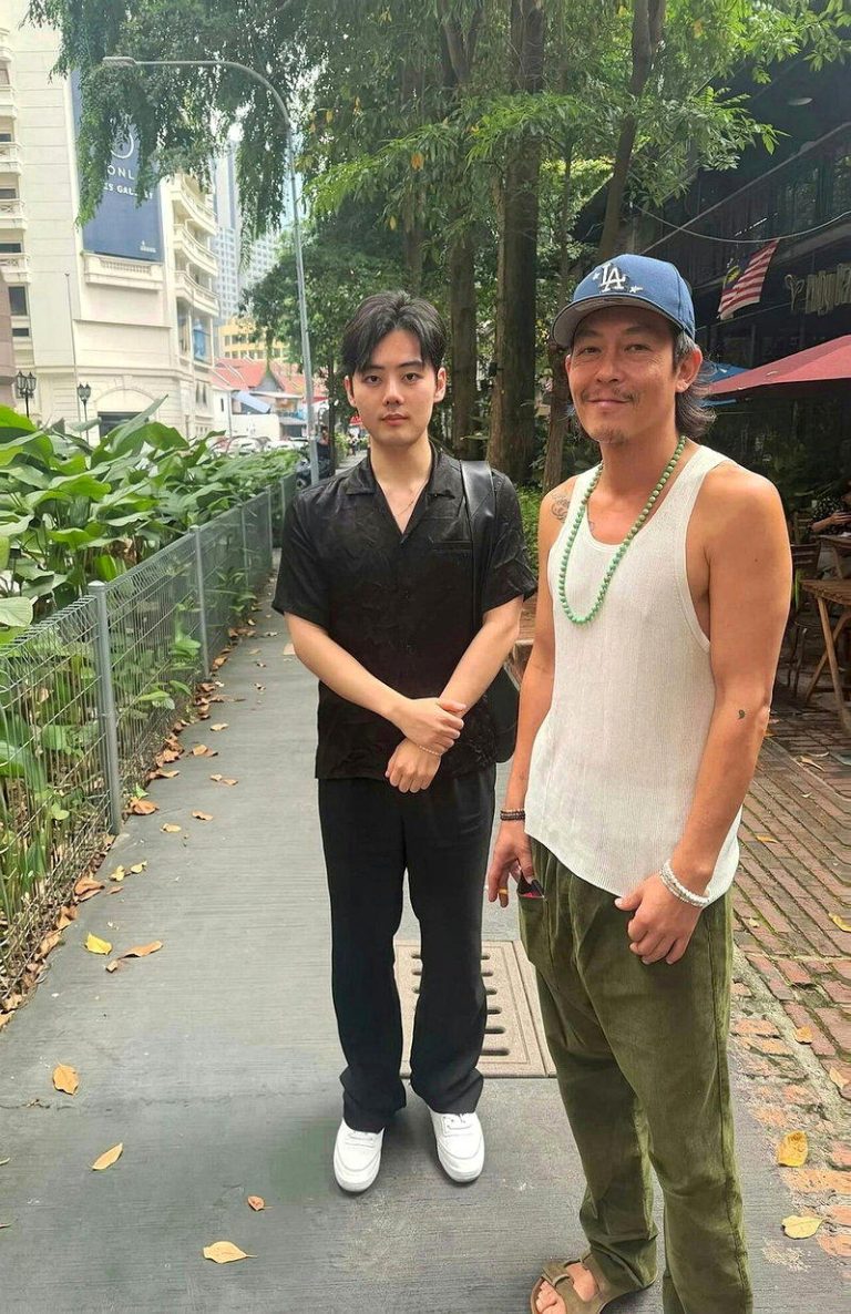 粉丝要求合照遭冷拒… 陈冠希3秒后突喊「这句话」 惊喜收场 面对粉丝合照要求,陈冠希(右)一度板起脸说「不行」。(取材自小红书)