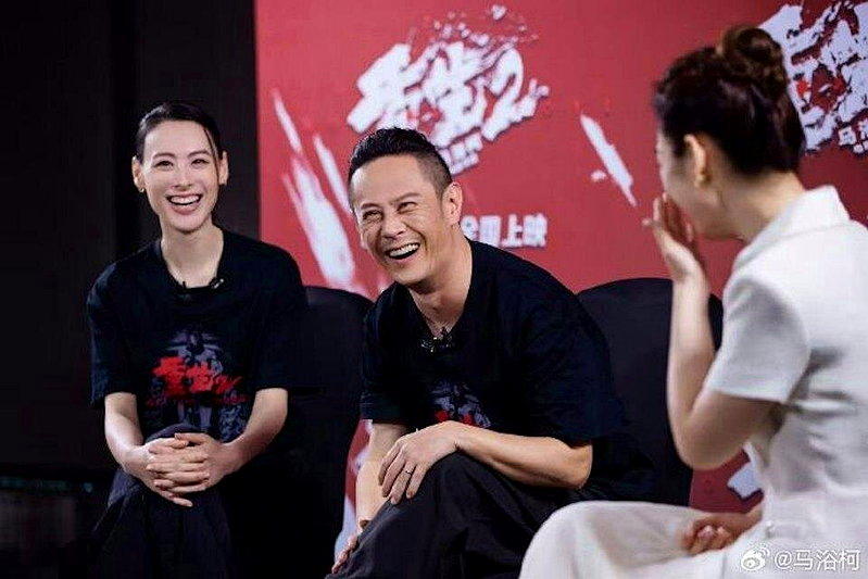 梁洛施图(左)与导演兼演员马浴柯(中)出席电影「重生2」的宣传活动。(取材自微博...