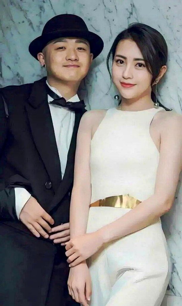被爆出轨后首现身…包贝尔与朋友露营 妻子不在身边 包贝尔与妻子包文婧。(取材自微博)