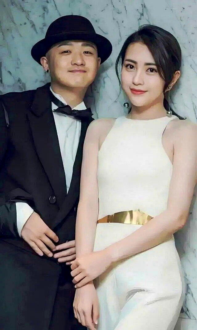 包贝尔与妻子包文婧。(取材自微博)
