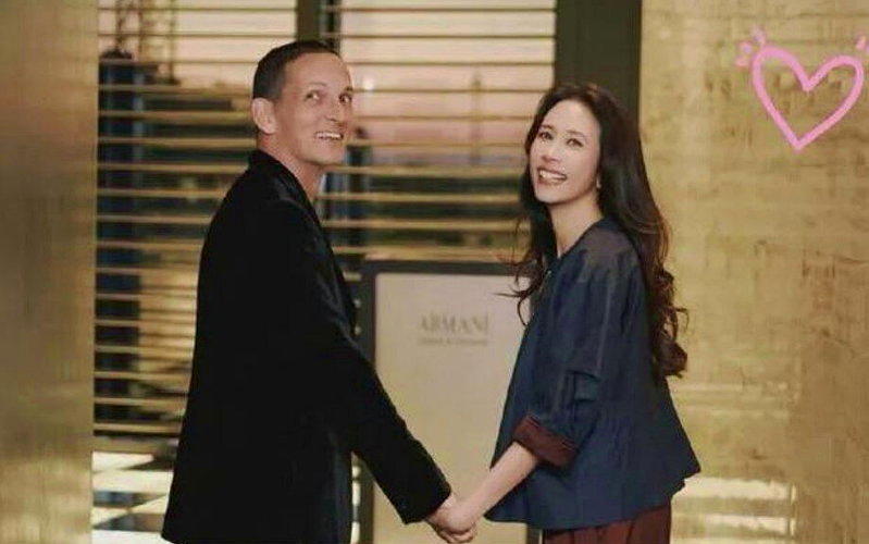 莫文蔚10月1日在社交平台发文,纪念与德国丈夫Johannes结婚15周年,并晒...