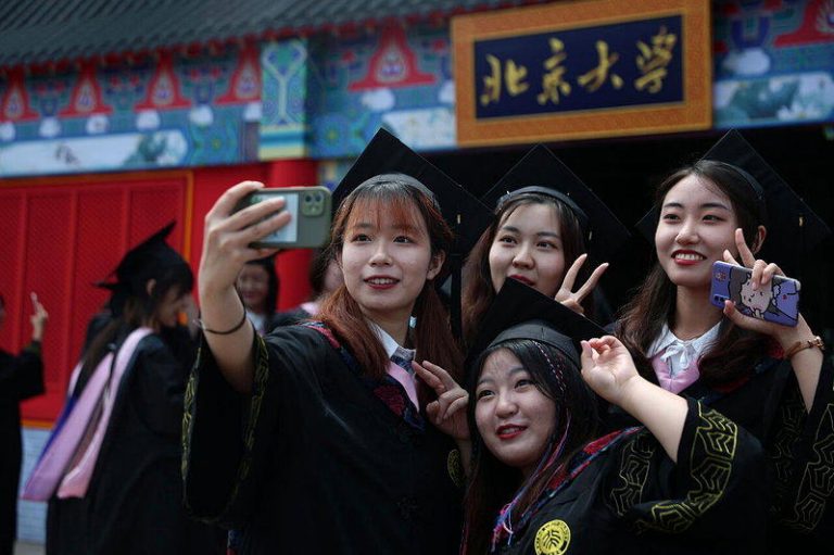 经过十年，中国首次重返全球145个经济体中性别平等年度报告的前100名。图为北京...