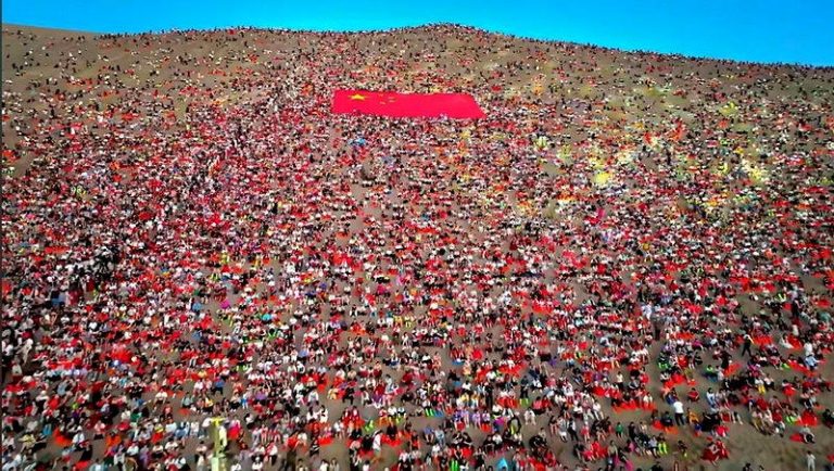 黄金周游客 坐满敦煌鸣沙山整座山头 「感觉有1亿人」 航拍画面。(取材自极目新闻)