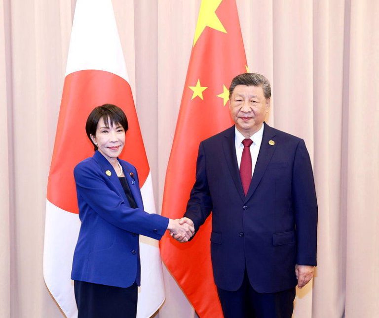 图为去年10月31日，中国国家主席习近平（右）在南韩庆州出席APEC第32次领导...
