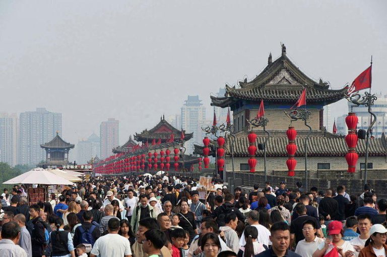10月3日，西安城墙景区迎来客流高峰。(中新社)