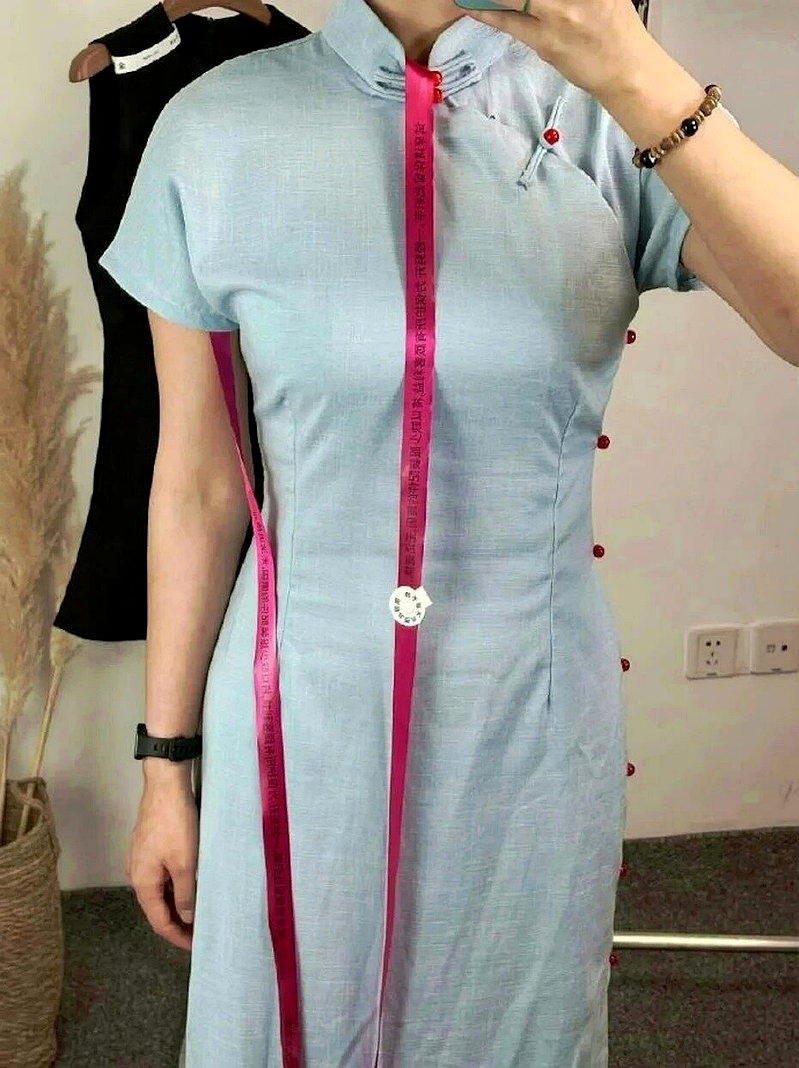 中国网购女装出现「防拆带」,多名网友发现到手的女装上面有一条长达2.4米的丝带,...