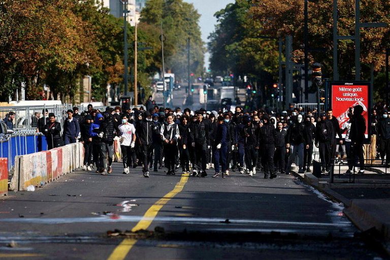 约5000人被捕 巴黎警察局长称学生抗议运动失控 吁回归和平示威 在巴黎附近的奥贝维埃镇1所高中旁,蒙面示威者2日参加法国学生抗议运动。(路透)