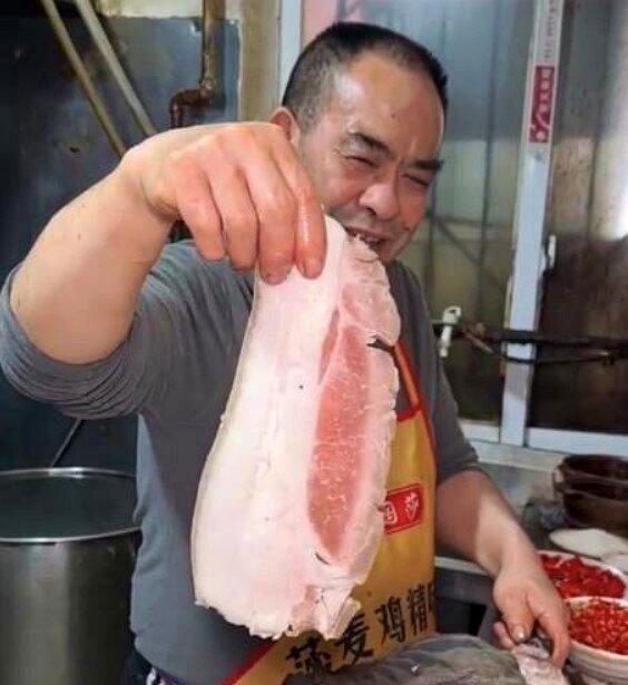 店家解释采用的是无饲料喂养的「走地山猪」。（视频截屏）