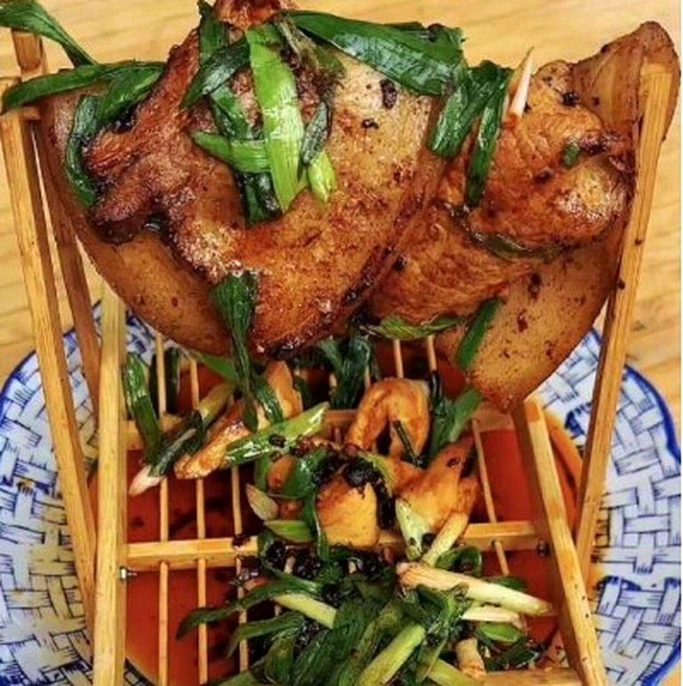 这道菜被指是天价回锅肉。（视频截屏）