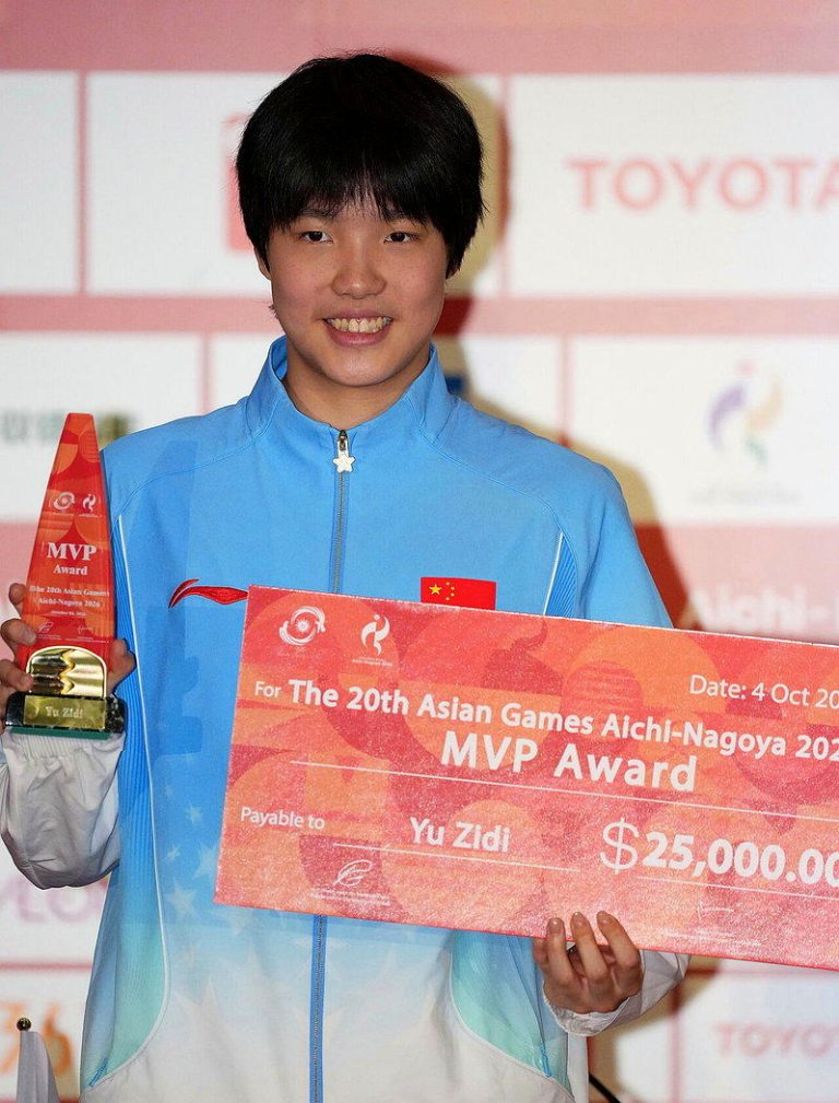 史上最年轻…13岁「小孩姐」于子迪 亚运3金当选MVP 13岁「三金王」于子迪(左图)当选亚运女子最有价值运动员,成为最年轻得主。(新华...