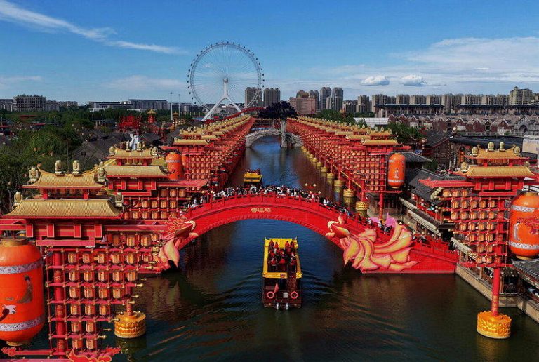 中国十一长假疯「奔县游」 景区热度Top10全由小城包揽 游客在河北省唐山市丰南区河头老街景区观光游览。(新华社)