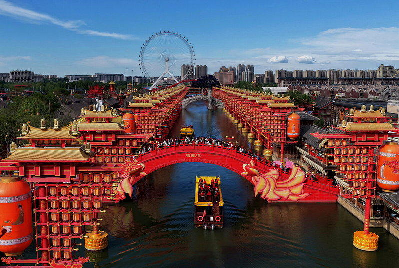游客在河北省唐山市丰南区河头老街景区观光游览。(新华社)