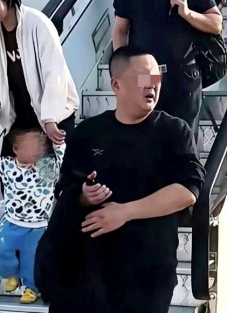 粗口逼东航空姐下跪犯众怒 男乘客被起底是公司老董 欧某某逼迫空姐下跪事件全网发酵,网传他是某上市公司董事长。(取材自饭点资讯)