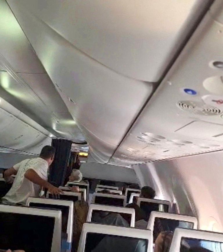 杜拜航空FZ1073班机乘客9月30日发现驾驶舱出现骚动后的反应。(路透)