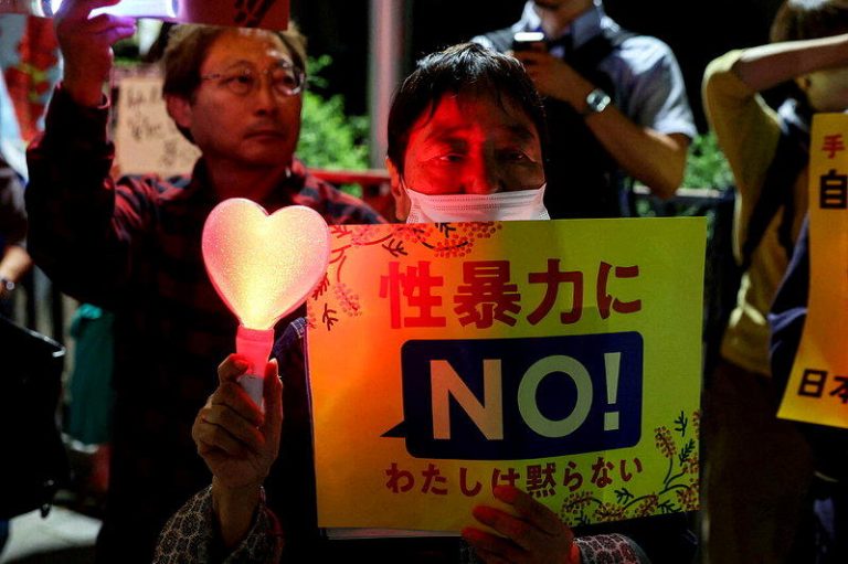 美军陆战队士兵巴拉德涉嫌在冲绳杀害39岁女子屋宜杏奈并抢走财物，引爆冲绳民众对驻...