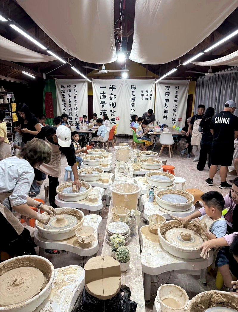 游客在江西省景德镇三宝村体验手工制瓷。（取材自小红书）