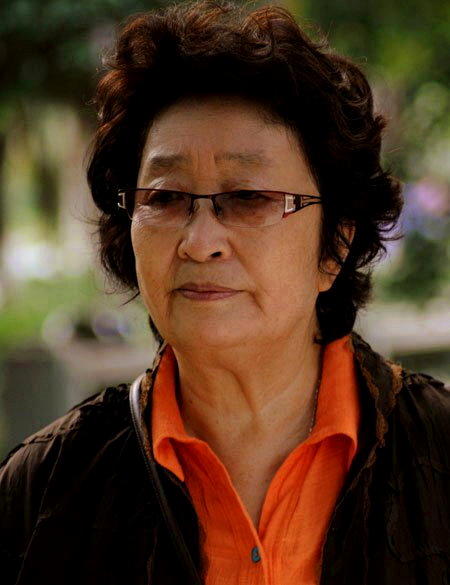 彭玉17岁便踏上话剧舞台,从此与表演结下长达数十年的缘分。(取自新浪网)