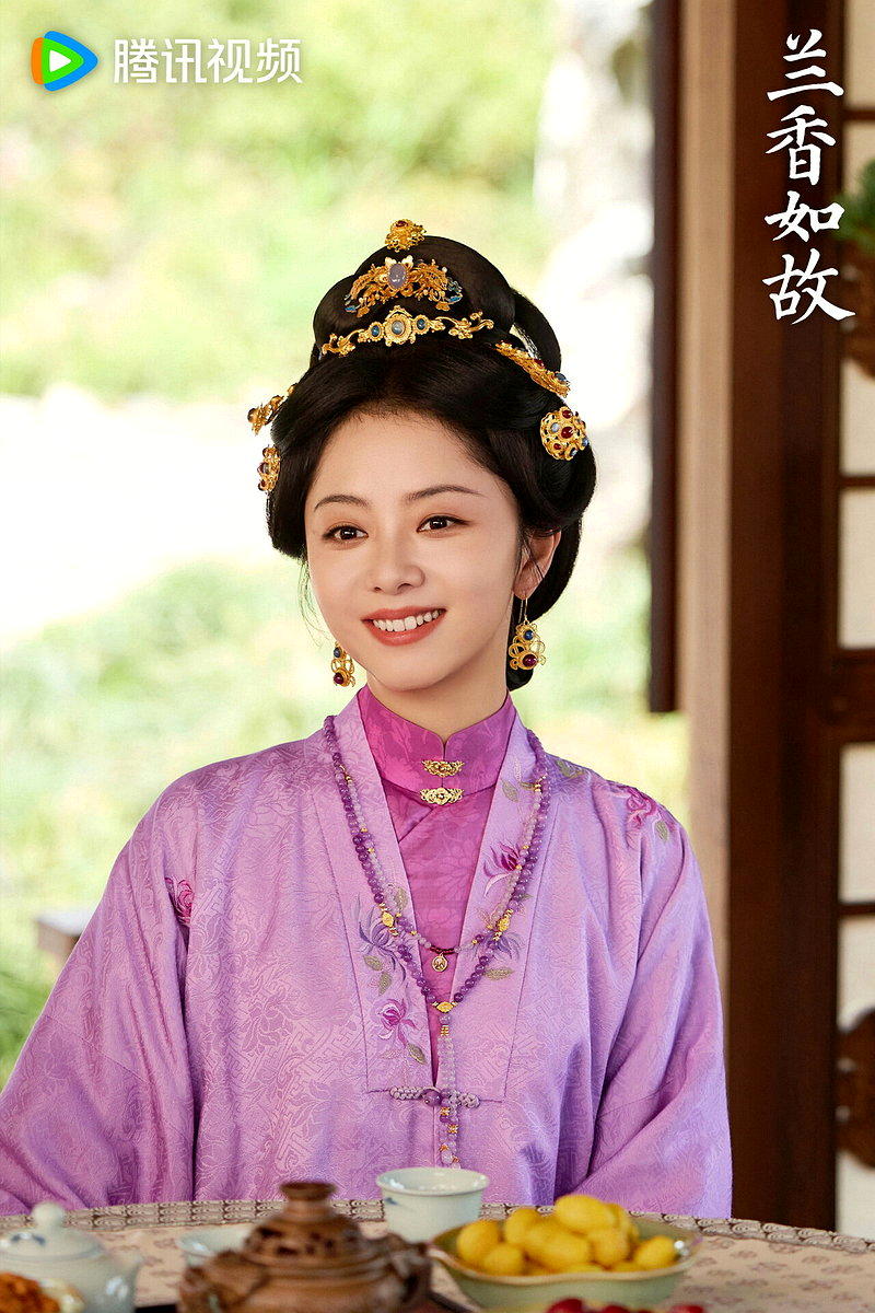 谭松韵的圆脸扮少女很贴合形象。(取材自微博)