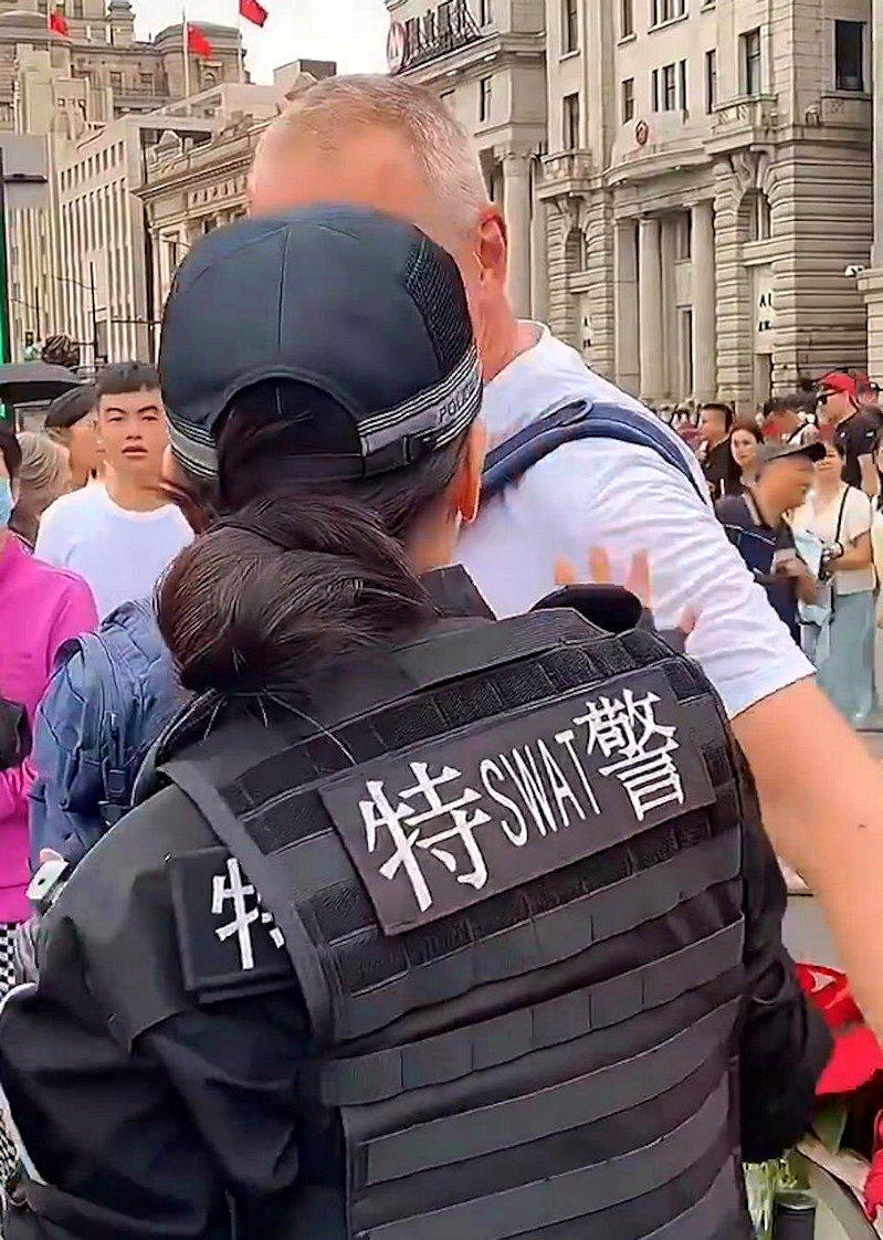 钱雪颖立刻退开小半步并微笑外国男游客提醒：「Don't touch me」（别碰...