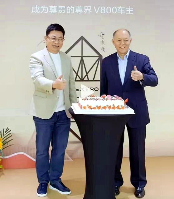 余承东亲自为霍英东集团总裁霍震寰交付新车尊界V800。(取材自都市现场)