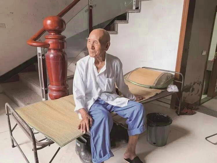 101岁老人可乐雪碧整箱囤着喝,梭子蟹能吃光一整盘,每天坐按摩椅疏通经络,凌晨4...