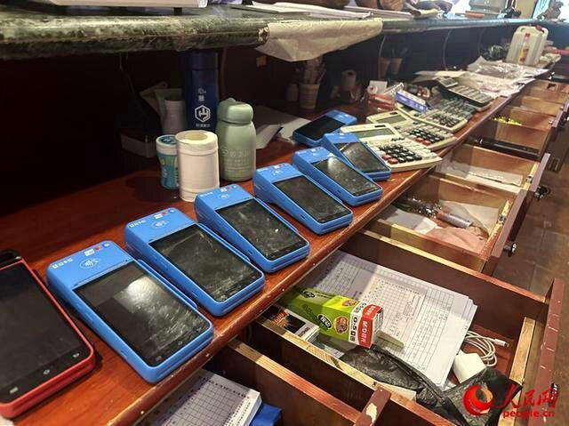 图为查获的部分POS机。（取材自人民网）