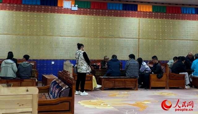 图为曲水县堆孜藏药现场，「手诊」师正为游客看诊。（取材自人民网）