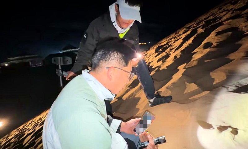 景区应急服务队接到求助后，携带两台金属探测仪连夜搜索金戒指近四小时。(取材自四川...