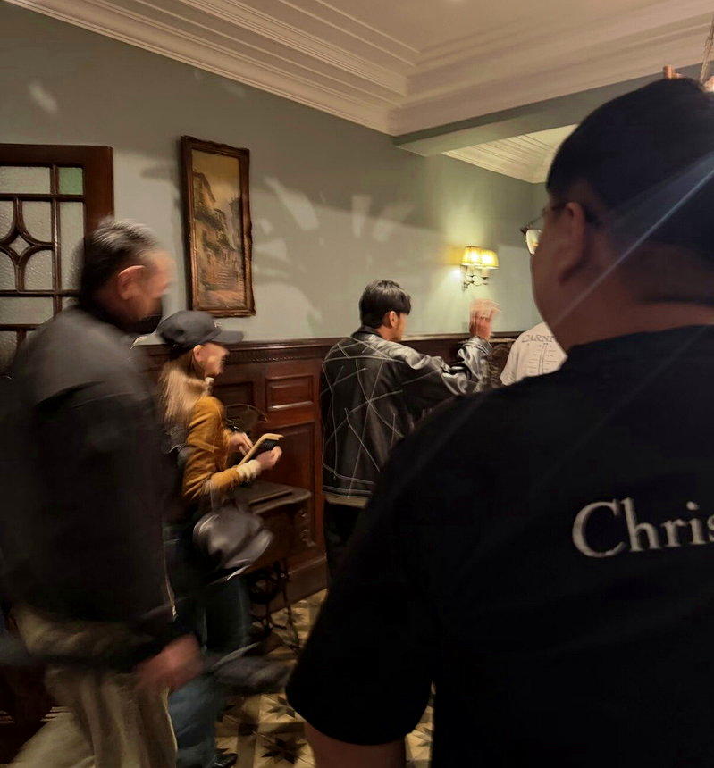 周杰伦和昆凌到上海餐厅用餐。（取材自微博）