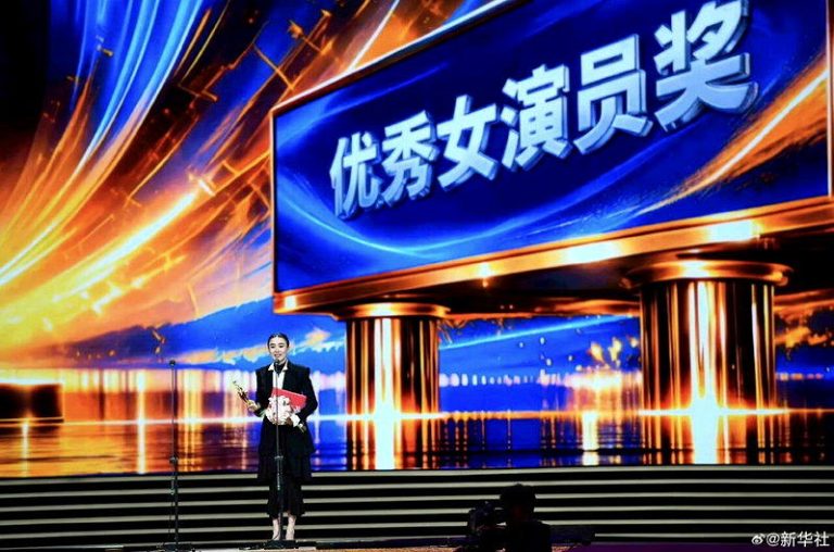 宋佳凭借「山花烂漫时」中张桂梅一角，摘下优秀女演员奖，继白玉兰奖、金鹰奖后，再度...