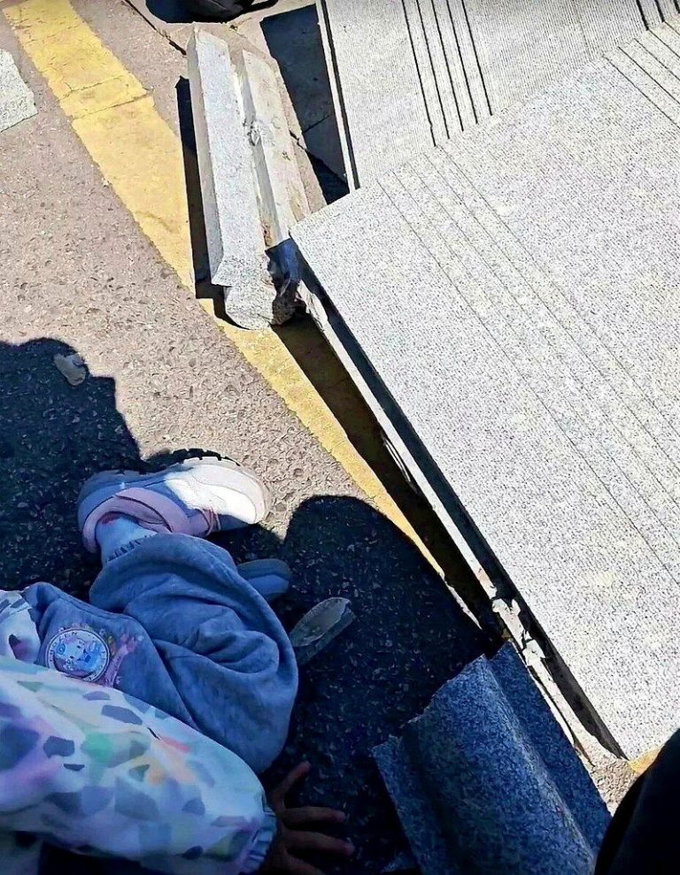 辽宁省沈阳市棋盘山风景区十一期间发生石制护栏倒塌事故，一名4岁女童遭大型石板砸中...