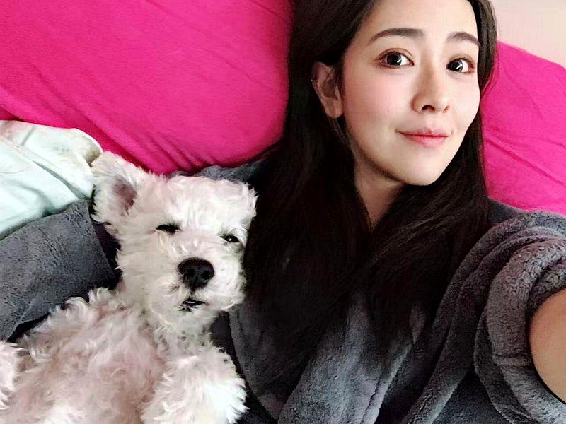 丁巧唯与爱犬雪纳瑞「咕叽」。（图／帕奇特小屋提供）