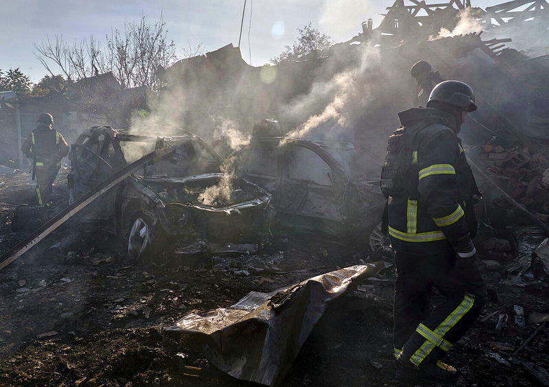 乌克兰东北部城市哈尔科夫的一处住宅区11日遭俄军空袭,救难人员在现场搜救。(欧新...