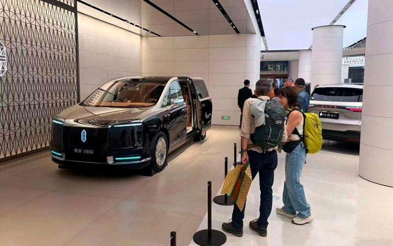煞车踏板爆断裂 尊界V800准车主没信心 宁舍5万元定金 华为鸿蒙智行北京王府井门店摆放的尊界V800。(取材自新京报)