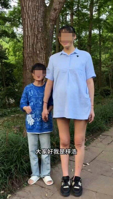 「小玥2米2」和男友。(视频截屏)