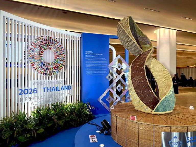 IMF世银年会曼谷登场 聚焦AI、金融风险与人口老化 国际货币基金(IMF)与世界银行集团年会在曼谷举行,会场展示艺术设备。(中央社)