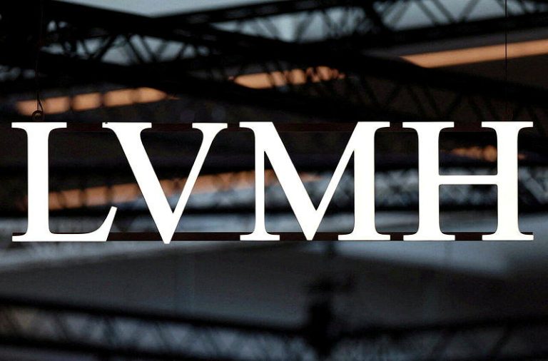 在中国赢了官司 却伤了买气 LVMH时装皮件营收跌5% LVMH最大事业时装和皮件第3季营收下滑5%,衰退远超预期。(路透)
