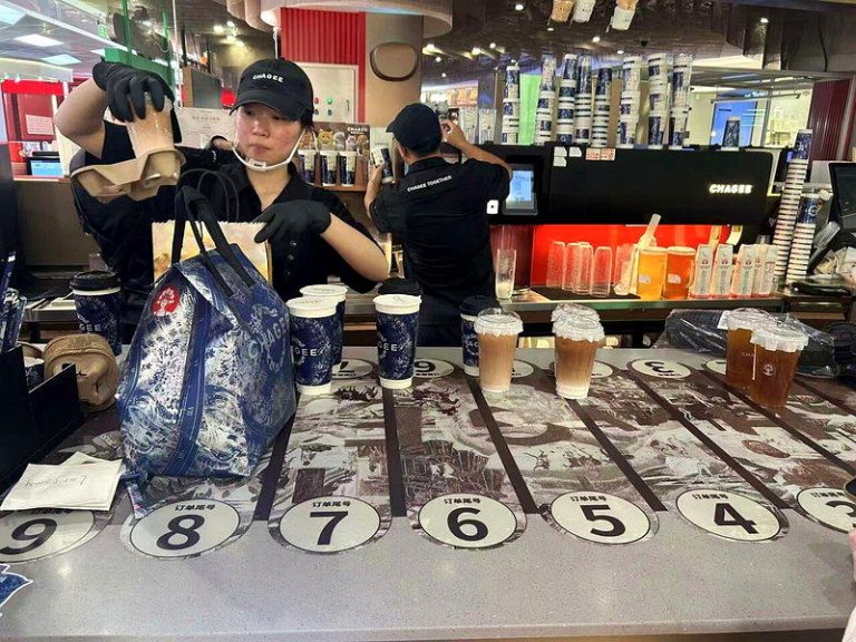 因应买一送一活动，店员持续忙着制作、封装及打包饮品。(记者陈湘瑾／摄影)