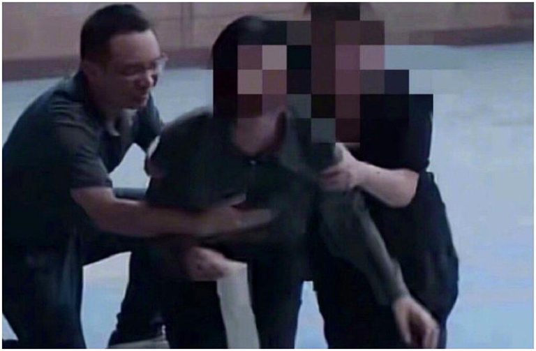 「此处通往繁星」男群演的手疑似触碰到女演员胸部。(图／摘自微博)
